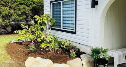 Cozy Little Nest, steps from the beach
