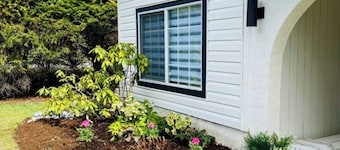 Cozy Little Nest, steps from the beach