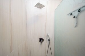 Shower, hair dryer, towels - Modern apartment with a sea view (Liznjan)