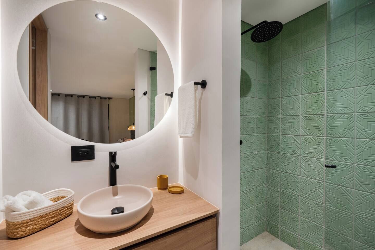 Douche, sèche-cheveux, serviettes fournies, savon