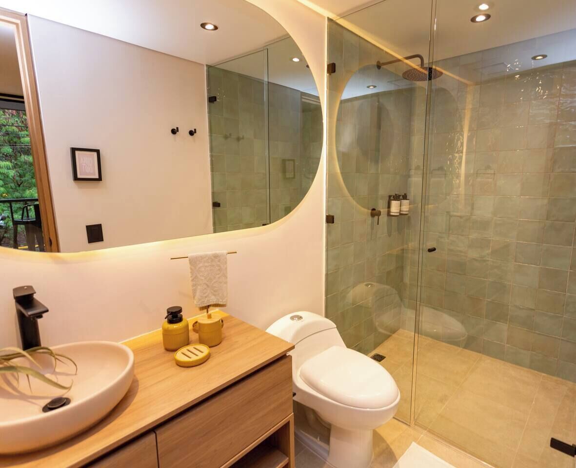 Douche, sèche-cheveux, serviettes fournies, savon