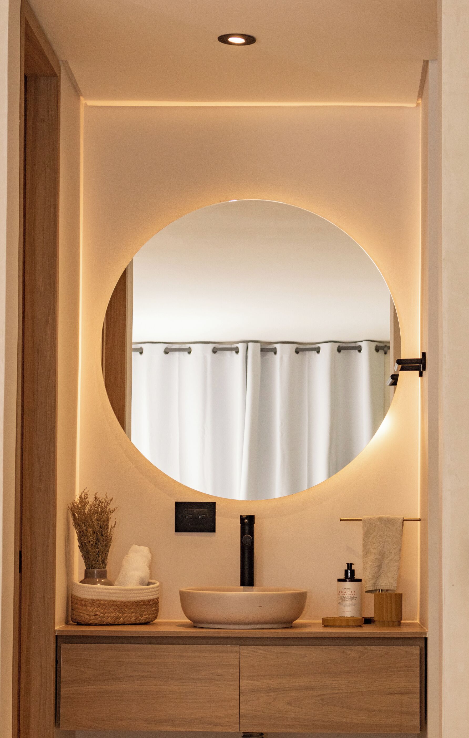 Regadera, secadora de cabello, toallas, jabón 