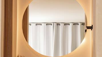 Regadera, secadora de cabello, toallas, jabón