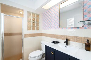 Shower, hair dryer, bidet, towels