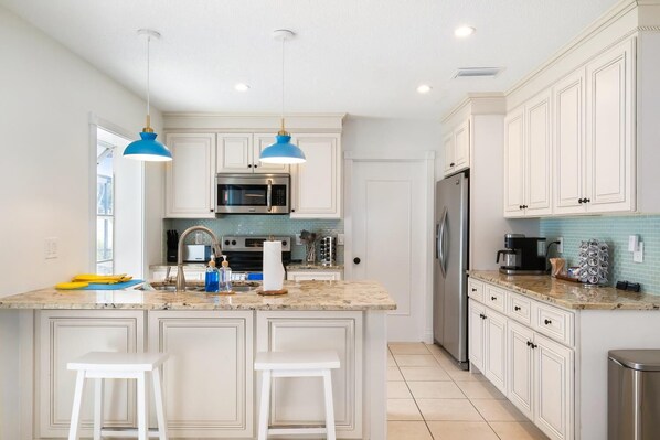 Fridge, microwave, oven, stovetop - Heated Saltwater Pool/BBQ/ Firepit/Outdoor Dining (Bradenton)