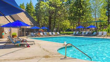 Sæsonbestemt udendørs pool, parasoller, liggestole