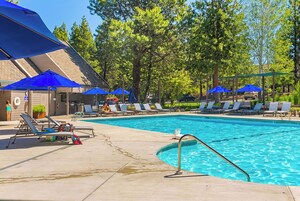 Seasonal outdoor pool, pool umbrellas, sun loungers