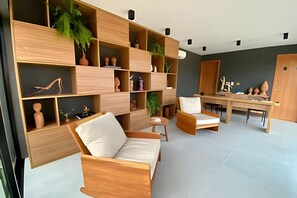 Traditional Apartment | Dining