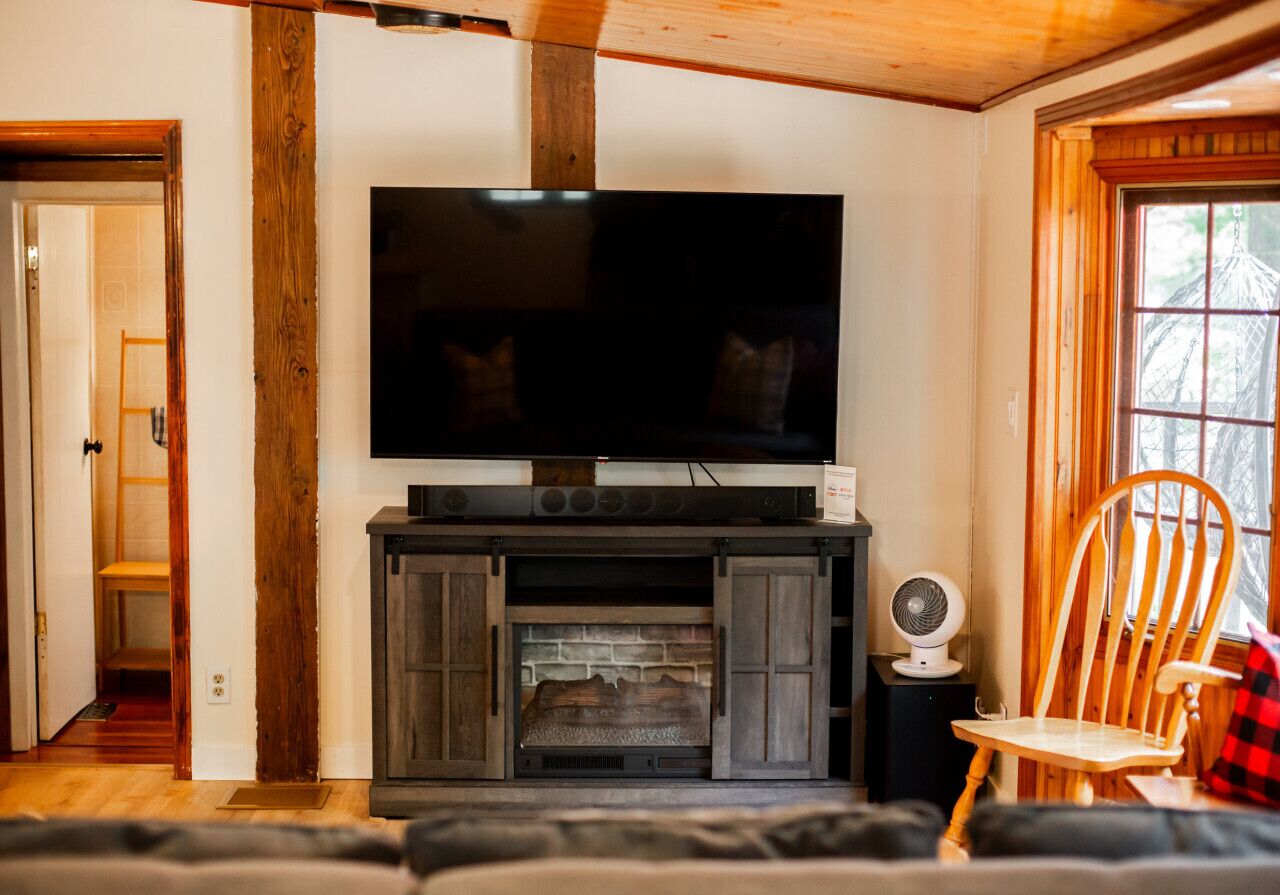 3br Waterfront Hidden Gem W/private Dock & Hot Tub - Kawartha Lakes
