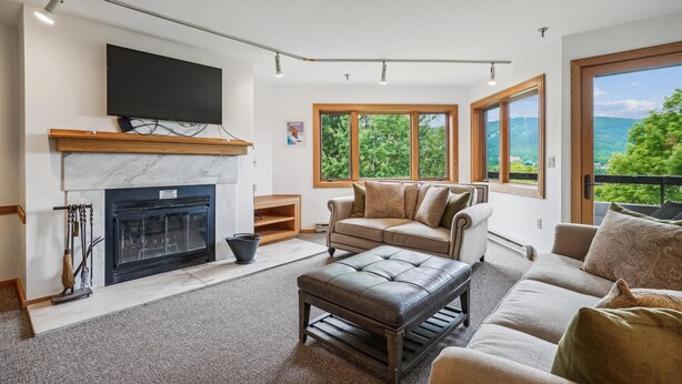 Smart TV, fireplace, foosball, table tennis - 2-bedroom condo with pool and hot tub. (Killington)
