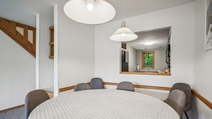 Dining - 2-bedroom condo with pool and hot tub. (Killington)