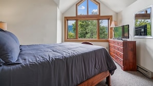 2 bedrooms, WiFi (free), bed sheets - 2-bedroom condo with pool and hot tub. (Killington)