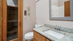 Shower, jetted tub, hair dryer, towels - 2-bedroom condo with pool and hot tub. (Killington)