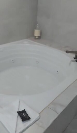 Whirlpool, Haartrockner, Handtücher, Toilettenpapier