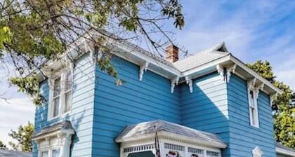 Charming BLue victorian home located blocks away from historical Route 66