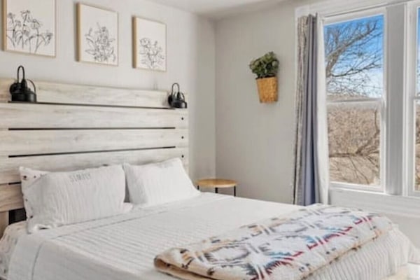 3 dormitoris, planxa i posts de planxar i un bressol de viatge