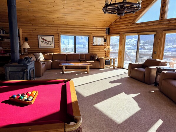 Smart-TV, Kamin, Bücher, Drucker