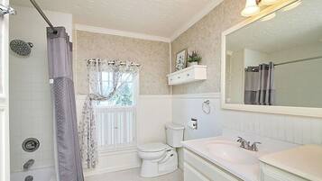 Ducha, toallas, jabón, papel higiénico