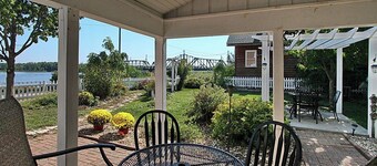 Riverside cozy 4-bedroom house in charming Sabula with WiFi, AC