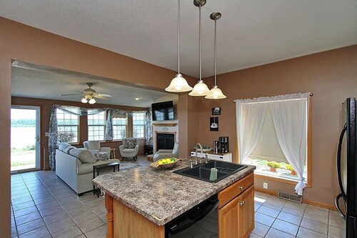 Riverside cozy 4-bedroom house in charming Sabula with WiFi, AC