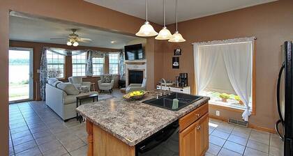 Riverside cozy 4-bedroom house in charming Sabula with WiFi, AC