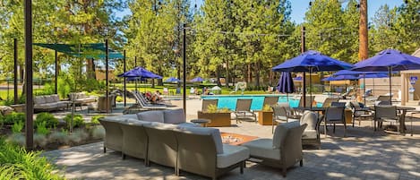 季节性开放的室外游泳池,池畔遮阳伞,日光浴躺椅