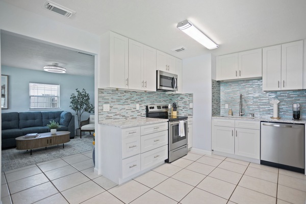 Jääkaappi, mikroaaltouuni, uuni, liesi