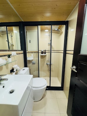 Doccia, asciugacapelli, bidet, asciugamani