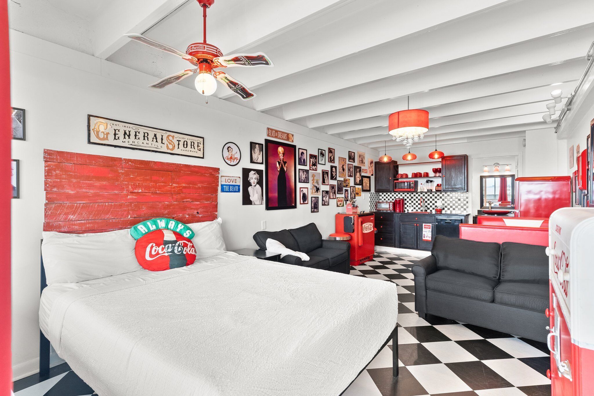 Happy Days Beachfront Studio -Right on the Sand!