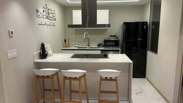 Microwave, dishwasher, coffee/tea maker, blender