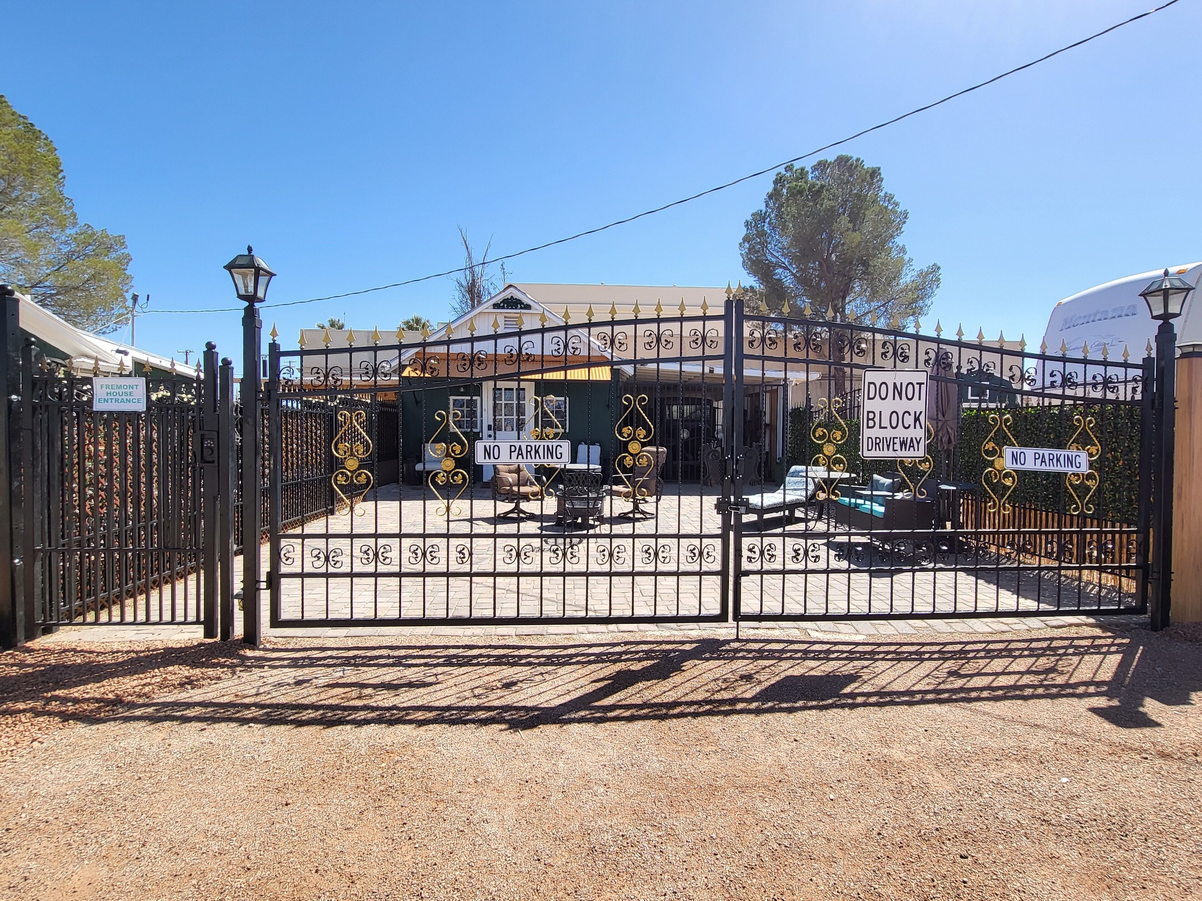 House Fremont .5 block  Birdcage Theatre Private Courtyard washer/dryer Sleeps 4