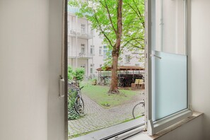 Interior - Cool Friedrichshain Studio, Furniture, Decor & Kitchen, by Blueground (Berlin)