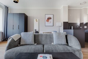 TV, stereo - Sunny Kreuzberg Studio, Furnished + Full Kitchen, by Blueground (Berlin)