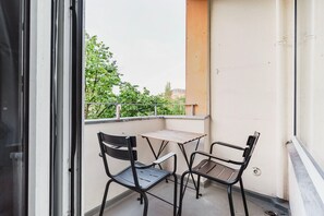 Outdoor dining - Happy Kreuzberg Studio, Furniture & Decor, by Blueground (Berlin)