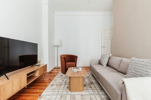 TV, stereo - Clean Neukölln 1BR w/ Balcony & Washer, by Blueground (Berlin)