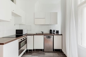 Kühlschrank, Mikrowelle, Ofen, Herdplatte