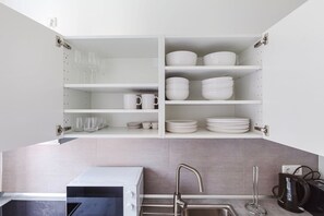 Kühlschrank, Mikrowelle, Ofen, Herdplatte