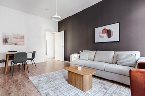 TV, stereo - Divine Neukölln 2BR w/ Balcony & Washer, by Blueground (Berlin)