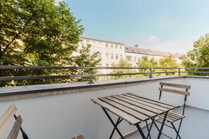 Outdoor dining - Divine Neukölln 2BR w/ Balcony & Washer, by Blueground (Berlin)