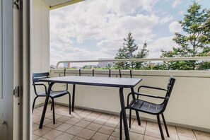 Outdoor dining - Dreamy Mitte 1BR w/ Elevator, Balcony & Washer, by Blueground (Berlin)