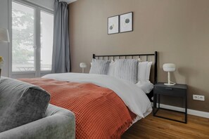 Een strijkplank/strijkijzer, wifi, beddengoed