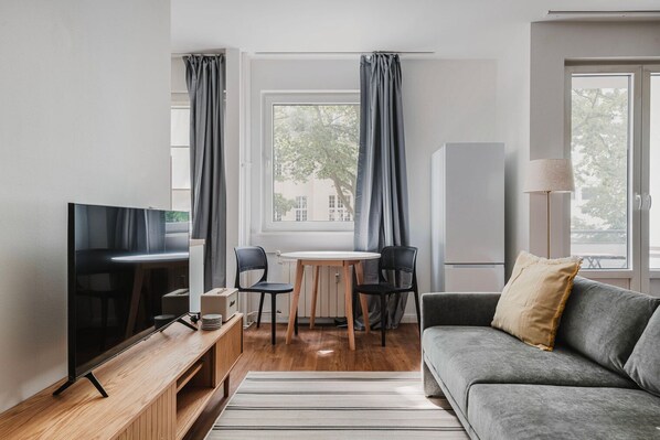 Een televisie en een stereo