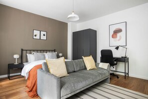 Een strijkplank/strijkijzer, wifi, beddengoed