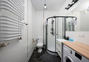 Ducha, secador de pelo y toallas