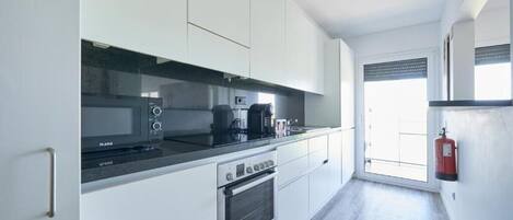 Kylskåp, mikrovågsugn, ugn och spishäll