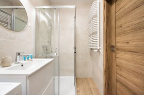 Douche, sèche-cheveux, serviettes fournies