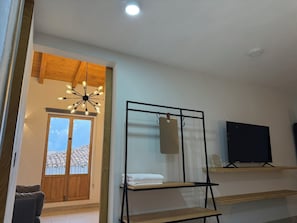 Suite luna di miele, vista città | 2 camere, con stile personalizzato, postazione laptop, lenzuola