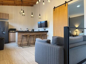Suite luna di miele, vista città | Area soggiorno | Smart TV 40 pollici con canali via cavo, pavimenti riscaldati