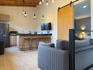 Suite luna di miele, vista città | Area soggiorno | Smart TV 40 pollici con canali via cavo, pavimenti riscaldati