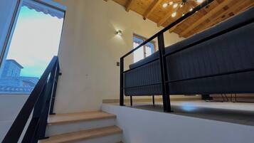 Smekmånadssvit - utsikt mot staden | Vardagsrum | 40-tums smart-tv med kabelkanaler och golvvärme